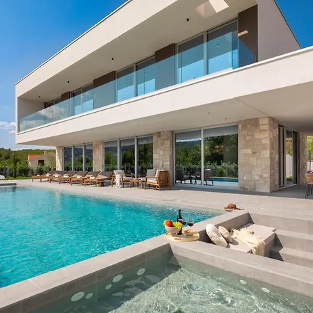 Zalu With Heated Pool