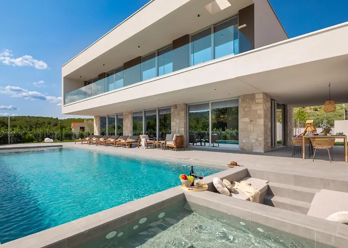 Zalu With Heated Pool